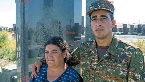 Мать героя апрельской войны Кярама Слояна отправляет младшего сына в Арцах с отрядом езидов  - Sputnik Արմենիա