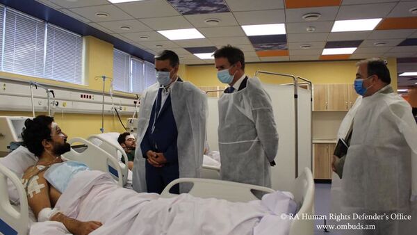 Арман Татоян (слева) и посол Франции Франсуа Лакот навестили двух журналистов французской газеты Le Monde в больнице Эребуни (2 октября 2020). Еревaн - Sputnik Արմենիա