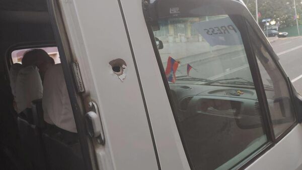 ВС Азербайджана нанесли удар по микроавтобусу с международными журналистами (2 октября 2020). Карабах - Sputnik Армения