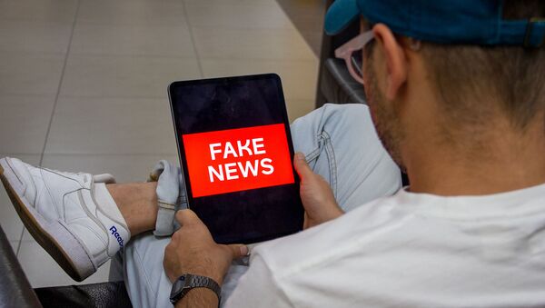 Пользователь читает fake news (постановочная фотография) - Sputnik Армения