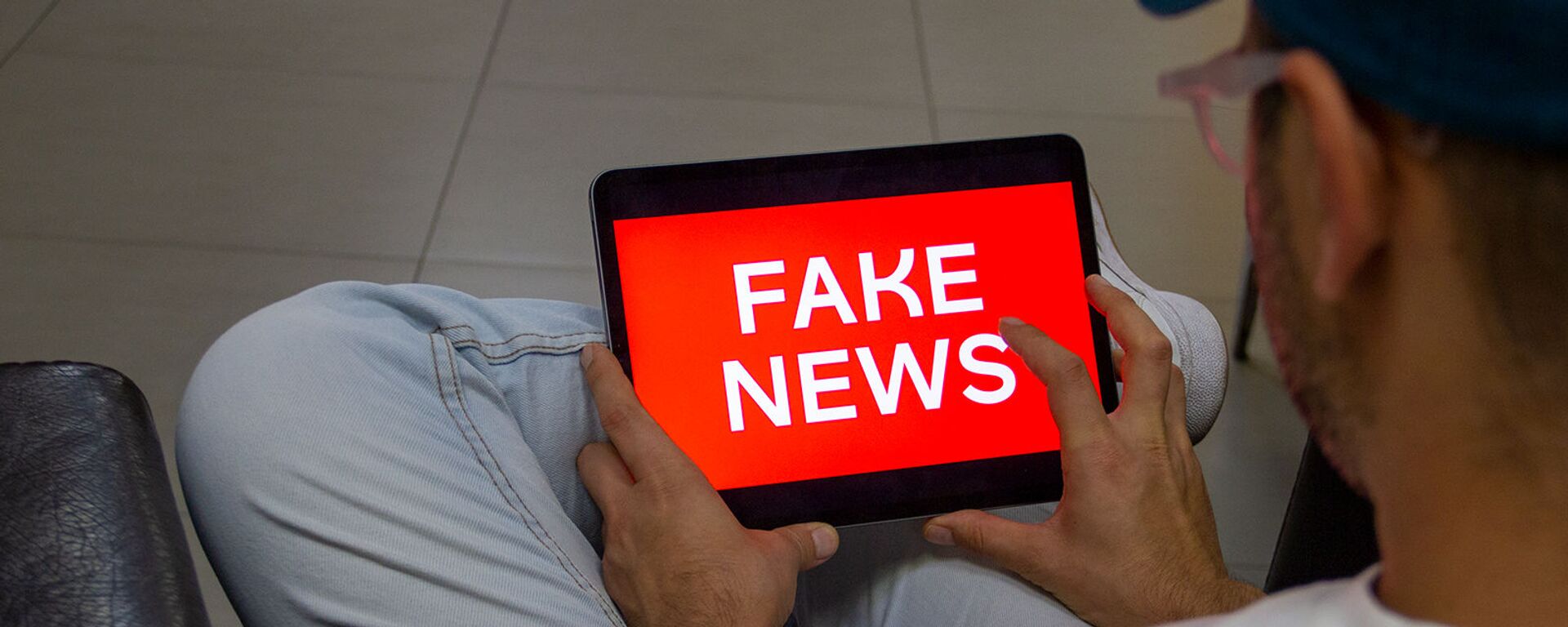 Пользователь читает fake news (постановочная фотография) - Sputnik Армения, 1920, 04.02.2021