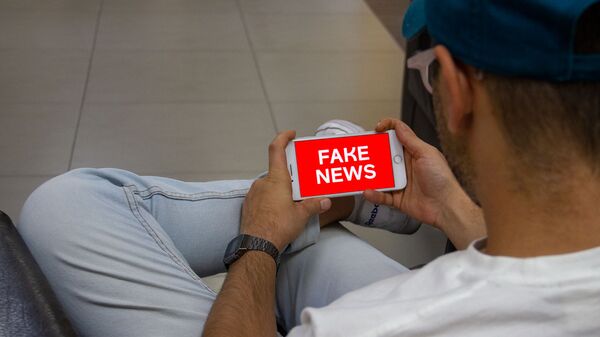 Пользователь читает fake news (постановочная фотография) - Sputnik Армения