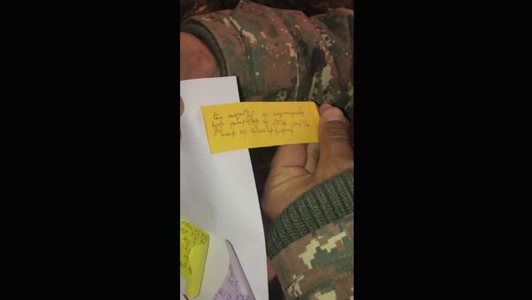 Армянские воины на передовой открывают письма и подарки - Sputnik Армения
