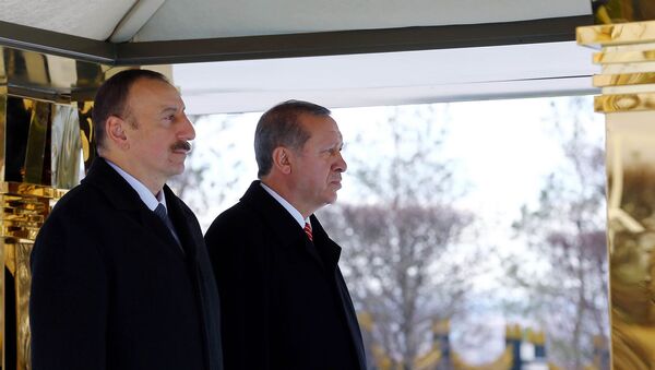 Президент Азербайджана Ильхам Алиев (слева) рядом с президентом Турции Реджепом Тайипом Эрдоганом во время официальной церемонии встречи в Президентском комплексе (15 марта 2016). Анкара - Sputnik Արմենիա