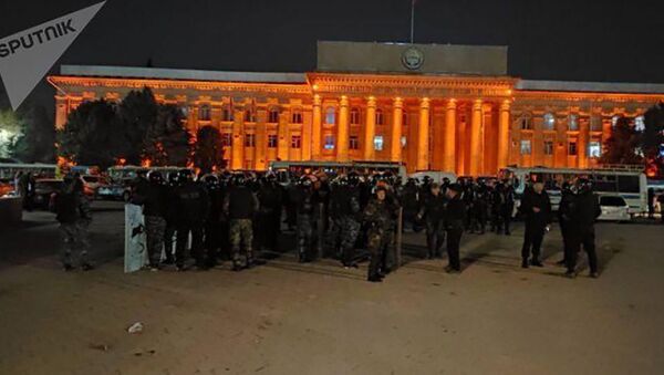 Милиция разгоняет митингующих с площади Ала-Тоо (05 октября 2020). Кыргызстан - Sputnik Армения