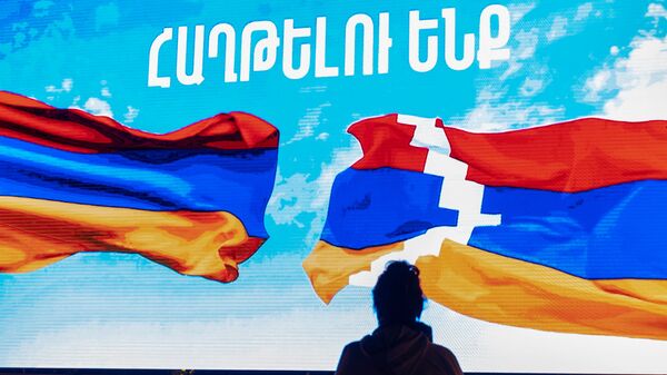 Установленный на площади Республики информационный экран (5 октября 2020). Еревaн - Sputnik Армения