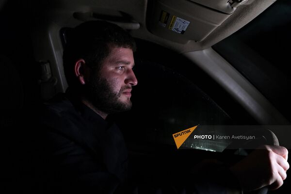 «Ստիպված էինք զենք վերցնել». հայ գնդերեցները օգնություն են տանում առաջնագիծ «Ստիպված էինք զենք վերցնել». հայ գնդերեցները օգնություն են տանում առաջնագիծ - Sputnik Արմենիա