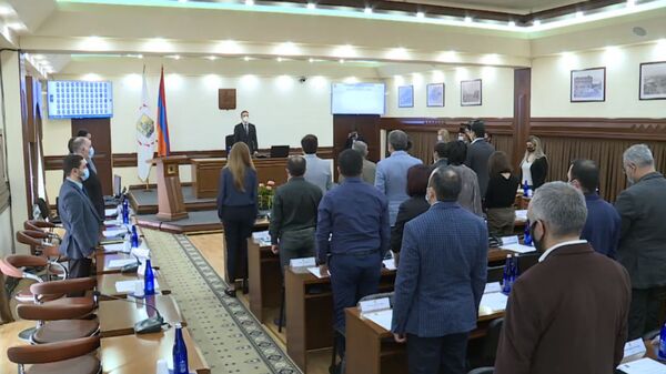 Очередной совет старейшин в мэрии начался минутой молчания (6 октября 2020). Еревaн - Sputnik Армения