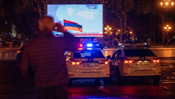 Горожане проходят мимо установленного на площади Республики информационного экрана (6 октября 2020). Еревaн - Sputnik Արմենիա