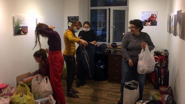 Волонтеры распределяют благотворительную помощь в галерее Саркис Мударян - Sputnik Արմենիա