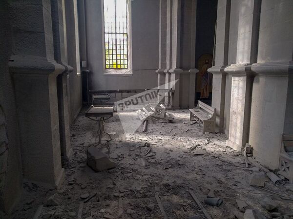 ВС Азербайджана обстреляли символ Шуши — собор Казанчецоц. В храме были дети ВС Азербайджана обстреляли символ Шуши — собор Казанчецоц. В храме были дети - Sputnik Армения