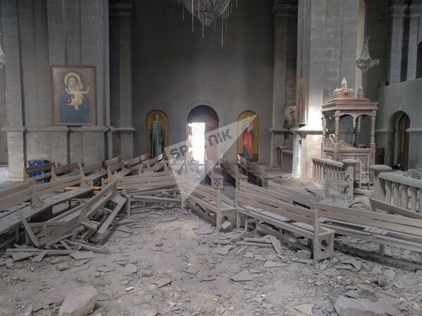 ВС Азербайджана обстреляли символ Шуши — собор Казанчецоц. В храме были дети ВС Азербайджана обстреляли символ Шуши — собор Казанчецоц. В храме были дети - Sputnik Армения