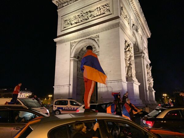 Протест армянской диаспоры в Париже (9 октября 2020). Франция - Sputnik Армения