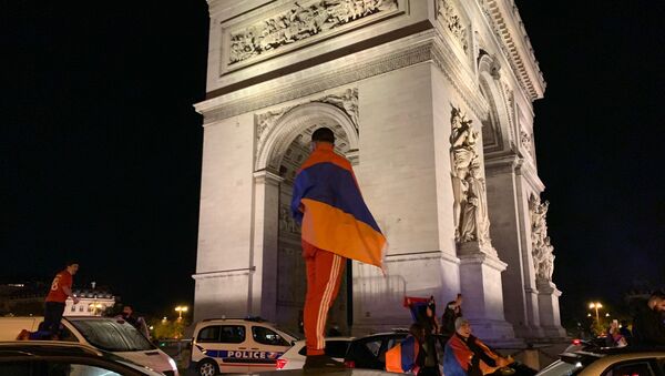 Протест армянской диаспоры в Париже (9 октября 2020). Франция - Sputnik Армения