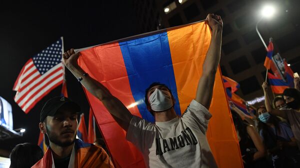 Молодые люди с флагами Армении и США в Лос-Анджелесе  - Sputnik Армения