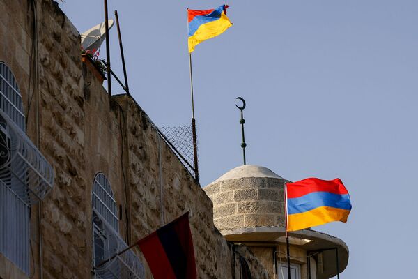 Флаги Армении в старом городе армянского квартала Иерусалима года в знак поддержки продолжающегося конфликта в Нагорно-Карабахском регионе (7 октября 2020). Иерусалим - Sputnik Армения