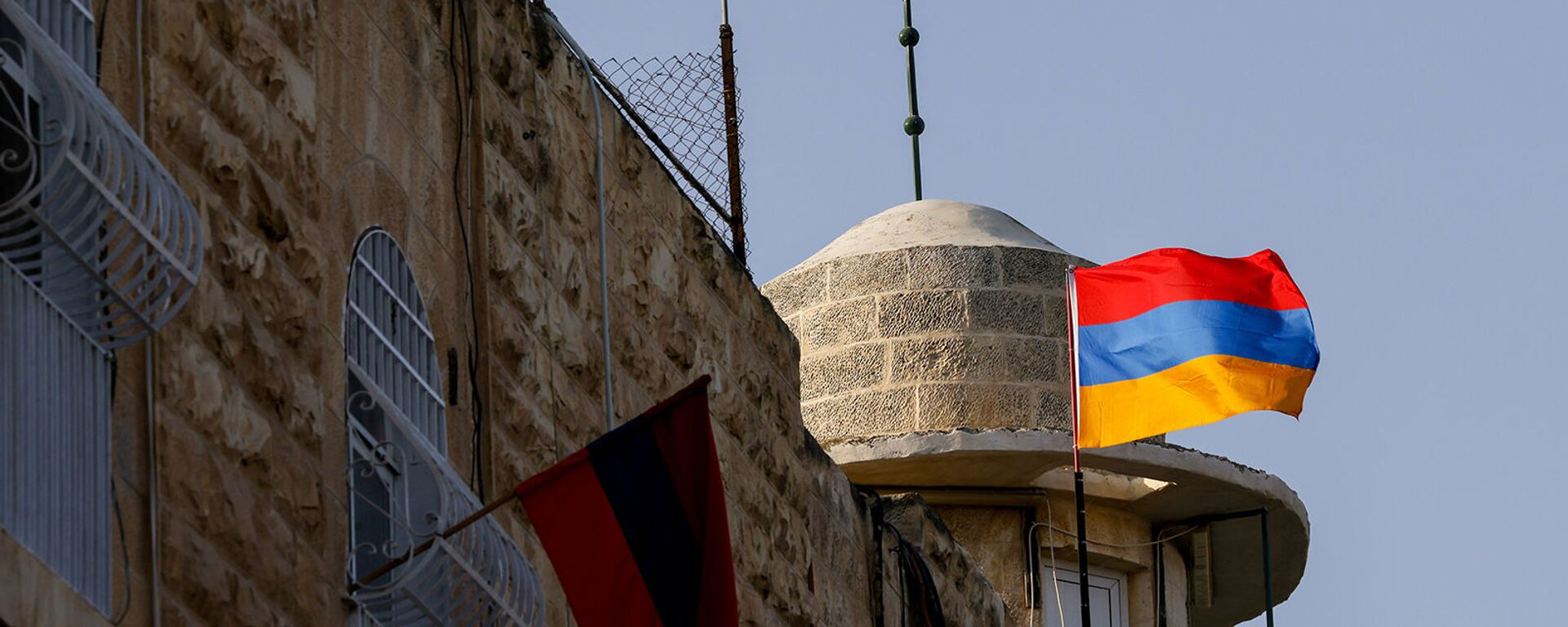 Флаги Армении в старом городе армянского квартала Иерусалима года в знак поддержки продолжающегося конфликта в Нагорно-Карабахском регионе (7 октября 2020). Иерусалим - Sputnik Արմենիա, 1920, 13.05.2021