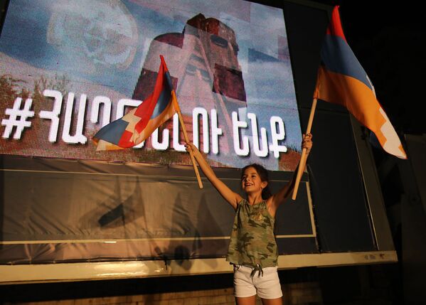 Девочка с флагами Карабаха во время митинга, организованном партией Ташнак в поддержку армян (9 октября 2020). Бейрут - Sputnik Армения