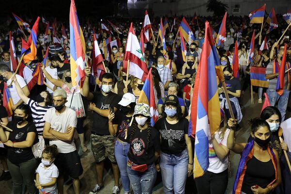 Участники митинга, организованном партией Ташнак в поддержку армян с флагами Армении, Карабаха и Ливана (9 октября 2020). Бейрут - Sputnik Армения