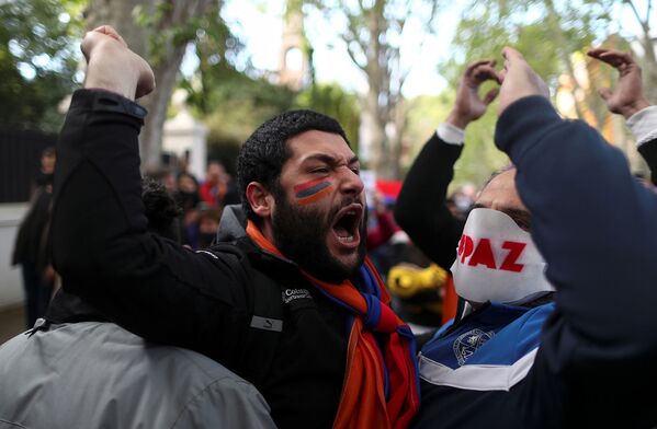 Члены армянской общины Аргентины во время акции протеста в поддержку Армении у здания посольства Азербайджана в Буэнос-Айресе (3 октября 2020). Аргентина - Sputnik Армения