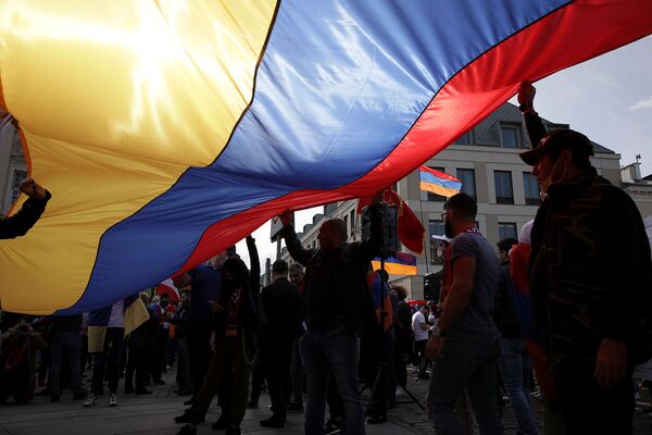 Флаг Армении во время акции протеста армянской общины Польши против военных действий в Карабахе (5 октября 2020). Варшава - Sputnik Армения
