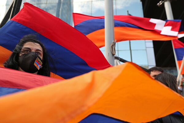 Участница акции протеста армянской общины Чили против военных действий в Карабахе перед зданием посользства Азербайджана в Чили (5 октября 2020). Сантьяго Участница акции протеста армянской общины Чили против военных действий в Карабахе перед зданием посользства Азербайджана в Чили (5 октября 2020). Сантьяго - Sputnik Армения
