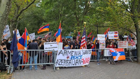 Акция протеста армянской общины возле офиса ООН в Нью Йорке (2 октября 2020). США - Sputnik Армения