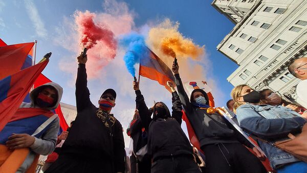 Армянская община Канады во время акции протеста против турецко-азербайджанской агрессии в Карабахе (4 октября 2020). Монреаль Армянская община Канады во время акции протеста против турецко-азербайджанской агрессии в Карабахе (4 октября 2020). Монреаль - Sputnik Армения