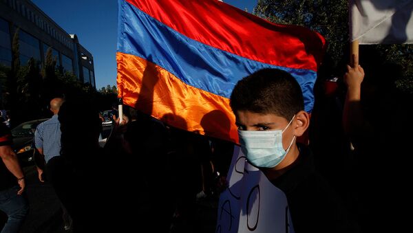 Мальчик у армянского флага во время демонстрации в поддержку Армении перед зданием США в Никосии (30 сентября 2020). Кипр - Sputnik Армения
