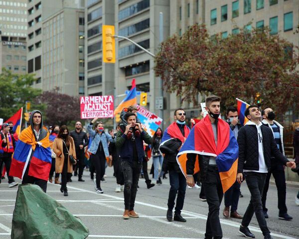 Армянская община Канады во время акции протеста против турецко-азербайджанской агрессии в Карабахе (9 октября 2020). Монреаль - Sputnik Армения