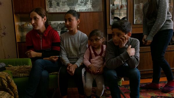 Переселенка из Арцаха Кристина с детьми - Sputnik Армения