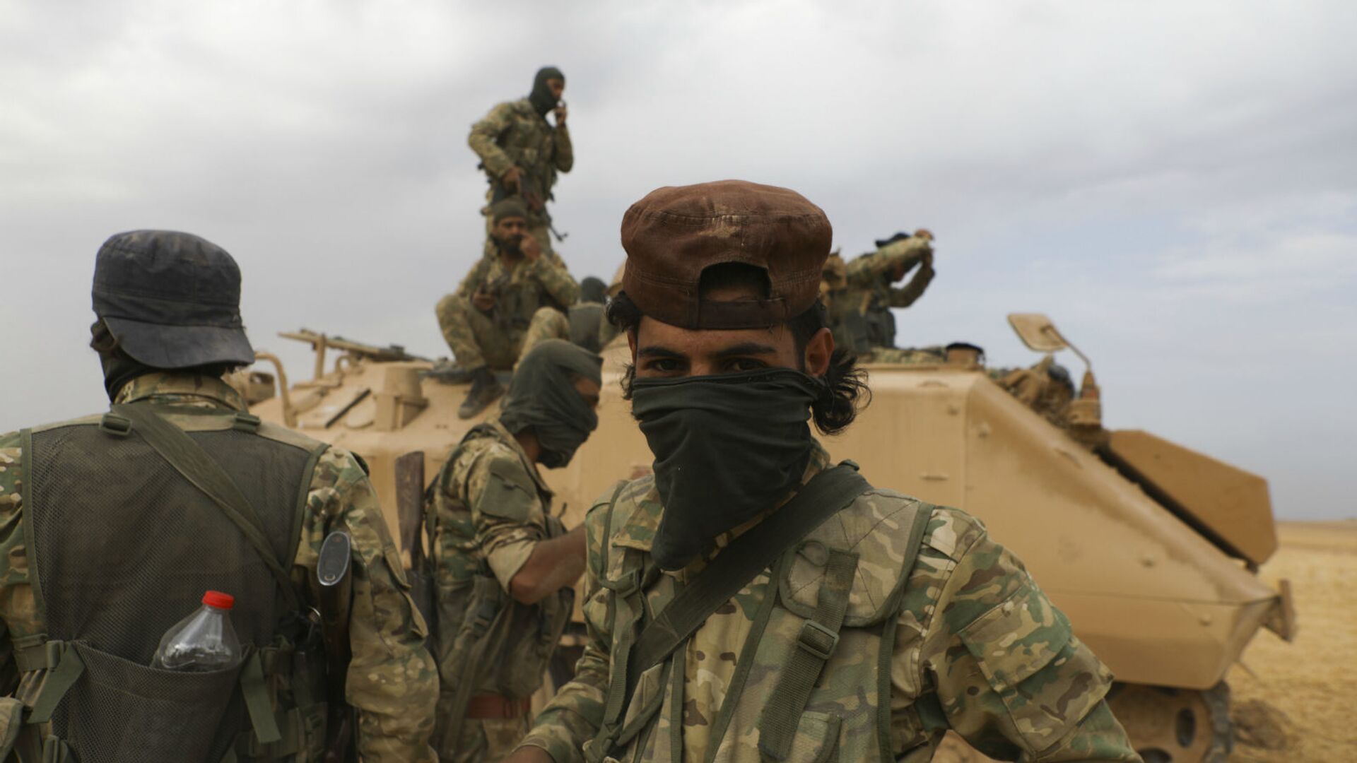 Сирийские боевики, поддерживаемые Турцией, во время боевых действий недалеко от города Рас-эль-Айн (19 октября 2020). Сирия - Sputnik Армения, 1920, 01.03.2022
