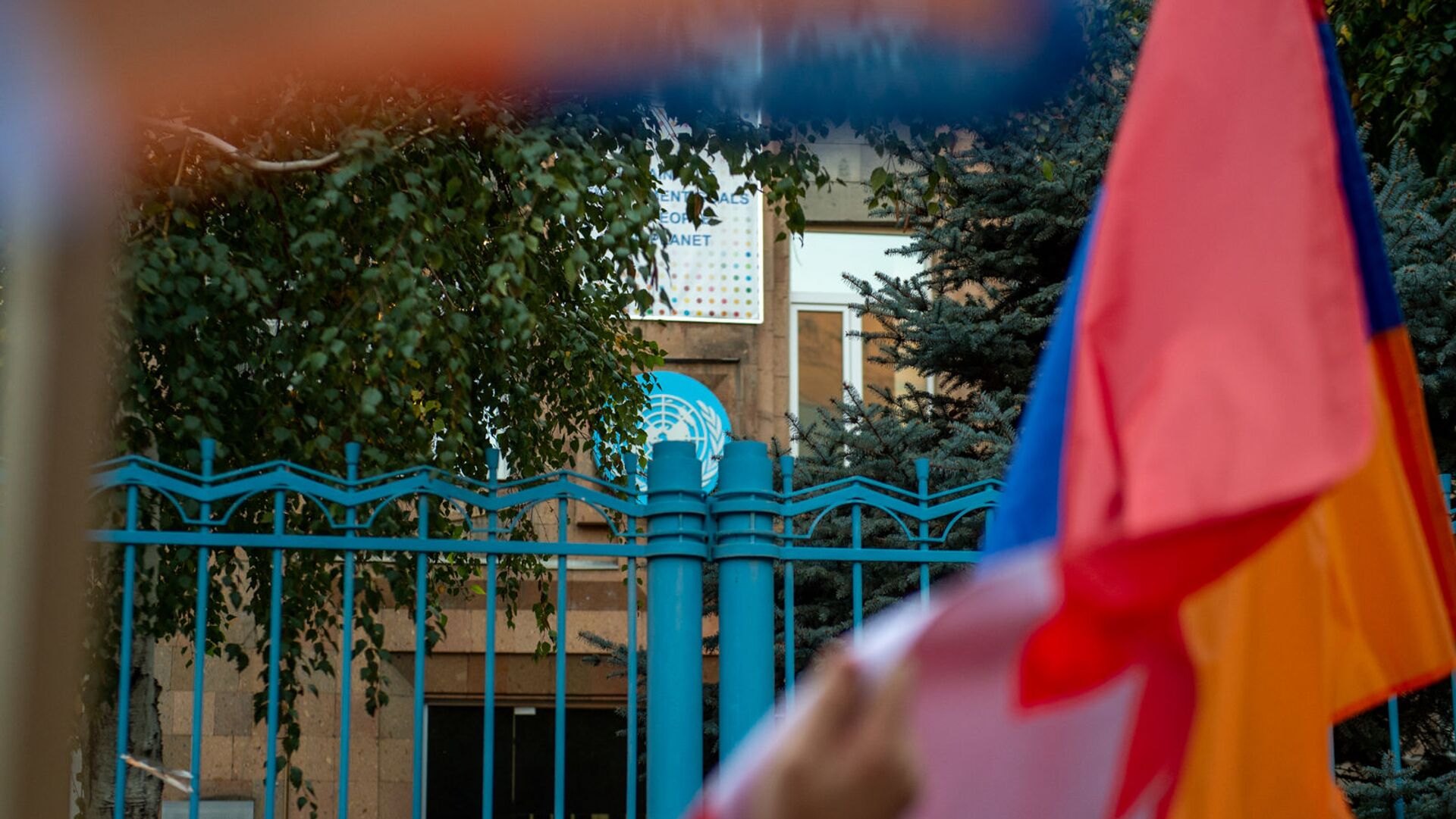 Արցախի դրոշը՝ Հայաստանում  ՄԱԿ-ի գրասենյակի առջև Արցախի անկախությունը ճանաչելու պահանջով ցույցի մասնակիցների ձեռքին (հոկտեմբերի 13, 2020). Երևան - Sputnik Արմենիա, 1920, 19.07.2022