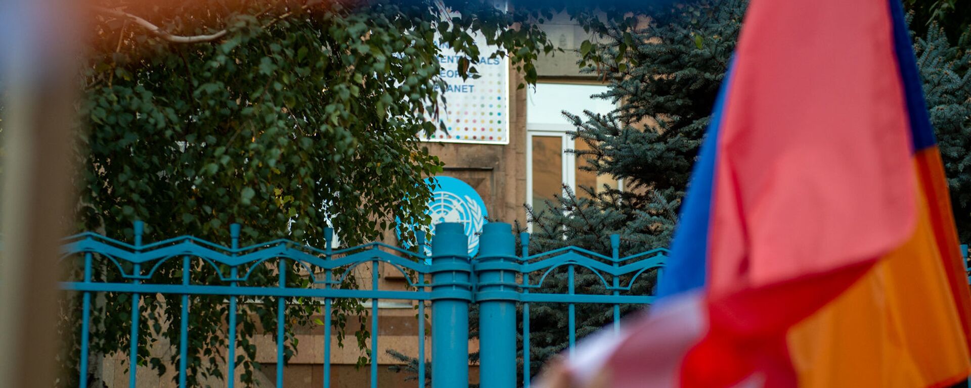 Флаг Карабаха перед зданием ООН в Армении у руках участников акции в поддержку признания независимости Карабаха (13 октября 2020). Еревaн - Sputnik Армения, 1920, 15.04.2021