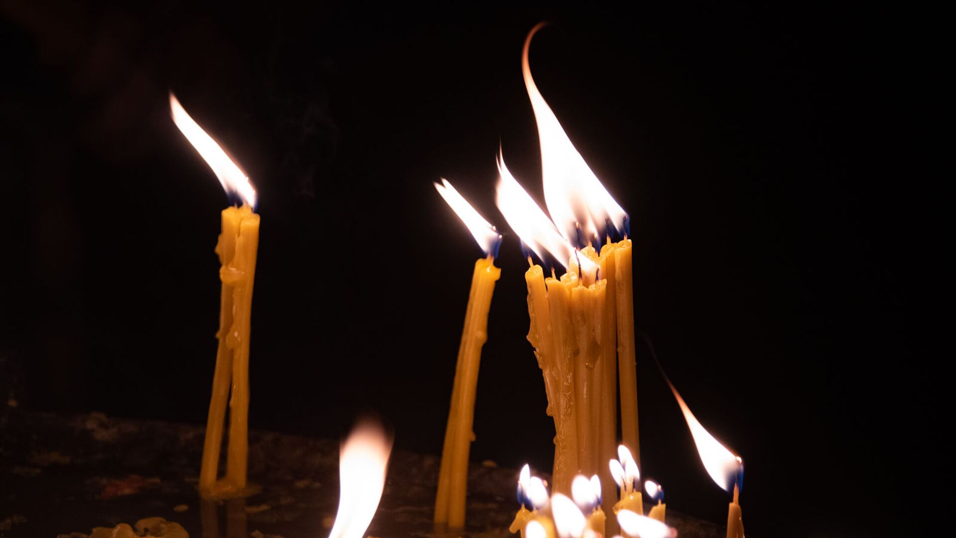 Վառվող մոմեր եկեղեցում - Sputnik Արմենիա, 1920, 02.12.2021