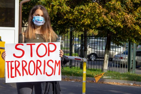 Безмолвная акция протеста против молчания международного сообщества перед зданием посольства США (15 октября 2020). Еревaн - Sputnik Армения