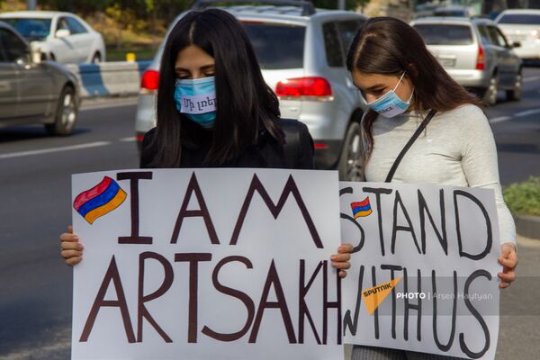 Безмолвная акция протеста против молчания международного сообщества перед зданием посольства США (15 октября 2020). Еревaн - Sputnik Армения