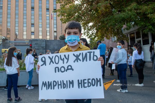 Безмолвная акция протеста против молчания международного сообщества перед зданием посольства России (15 октября 2020). Еревaн - Sputnik Армения