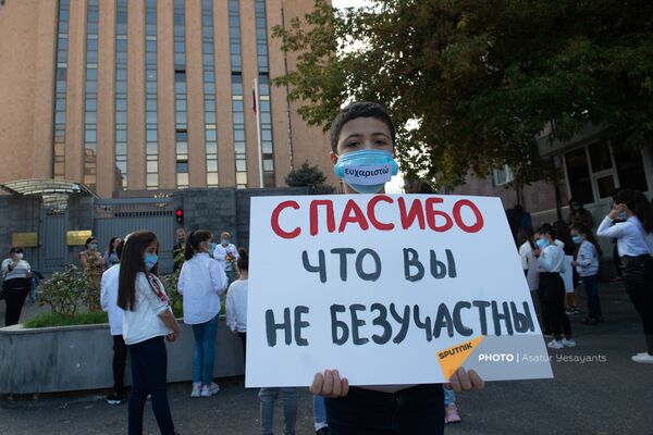 Безмолвная акция протеста против молчания международного сообщества перед зданием посольства России (15 октября 2020). Еревaн - Sputnik Армения
