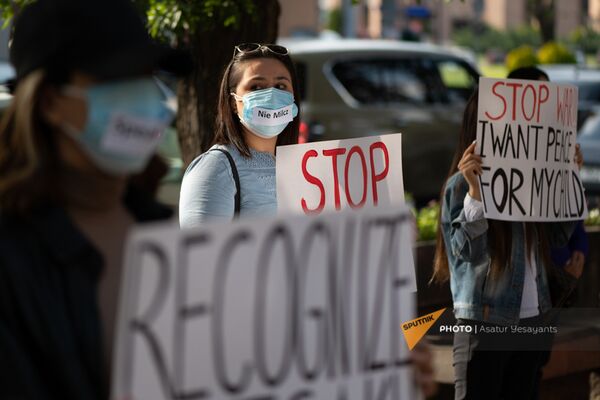 Безмолвная акция протеста против молчания международного сообщества перед зданием посольства Франции (15 октября 2020). Еревaн - Sputnik Армения