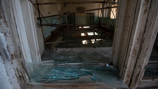 Попавшая под обстрел средняя школа No2 в Мартуни, Карабах - Sputnik Армения