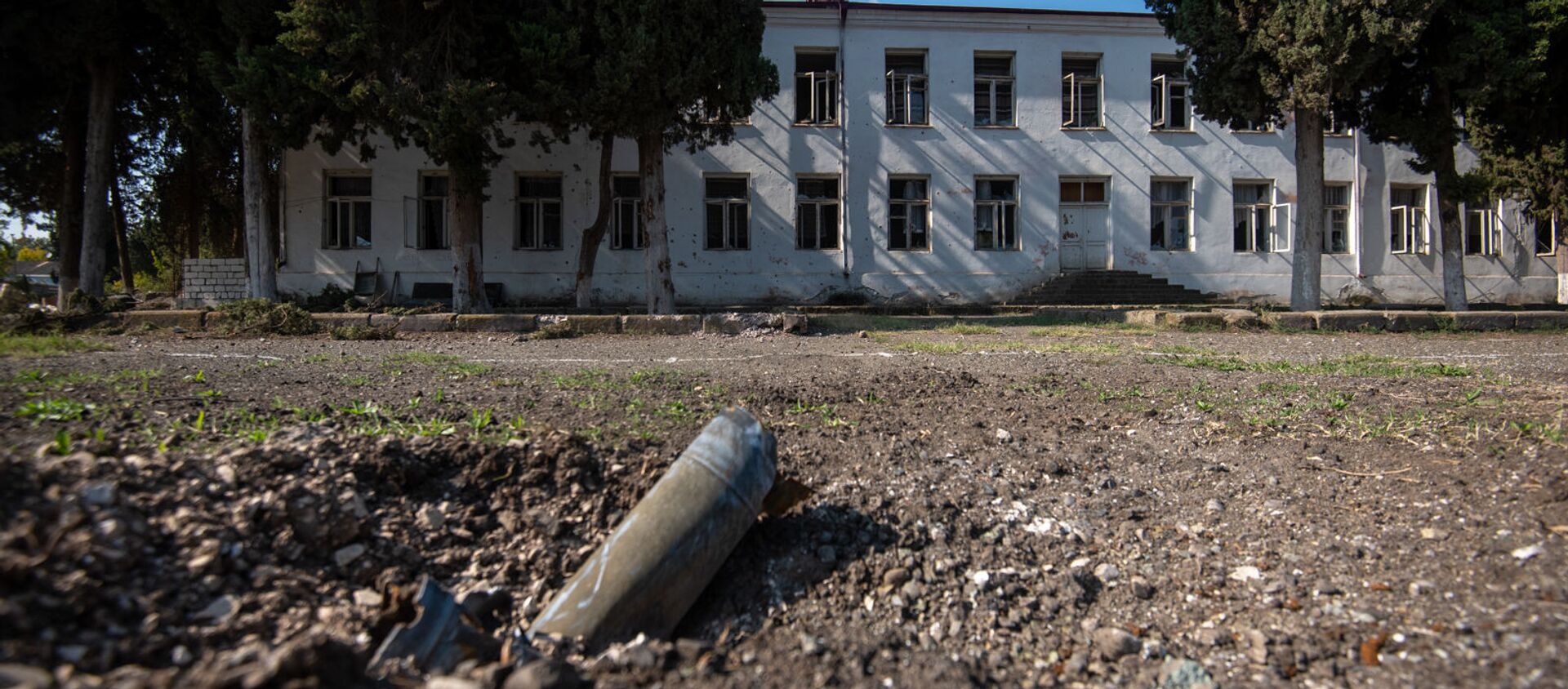 Осколки снарядов неподалеку от средней школы No2 в Мартуни, Карабах - Sputnik Армения, 1920, 11.01.2021