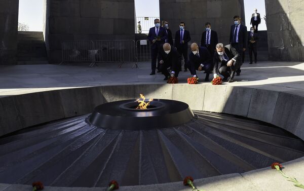 Министр иностранных дел Греции Никос Дендиас в мемориальном комплексе Цицернакаберд (16 октября 2020). Еревaн - Sputnik Армения