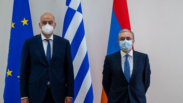 Министры иностранных дел Армении и Греции Зограб Мнацаканян (справа) и Никос Дендиас (16 октября 2020). Еревaн - Sputnik Արմենիա