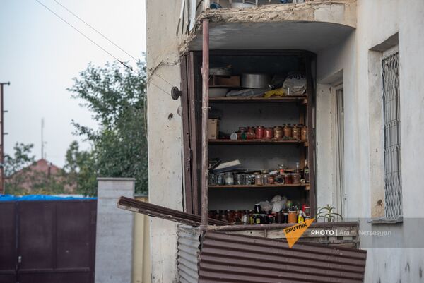 Кладовая на балконе в пострадавшем от обстрелов ВС Азербайджана здании в Степанакерте, Карабах - Sputnik Армения