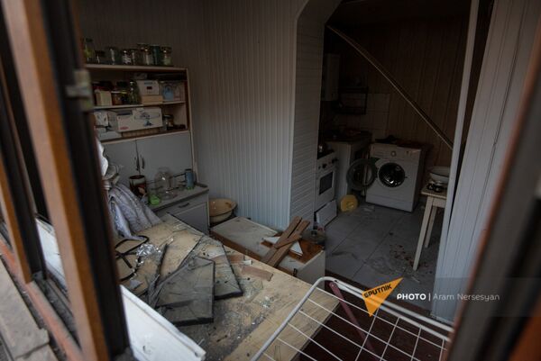Кухонная комната в пострадавшем от обстрелов ВС Азербайджана здании в Степанакерте, Карабах - Sputnik Армения