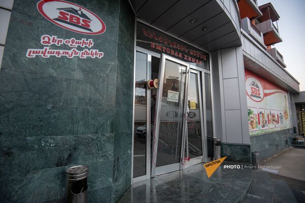 Пострадавший от обстрелов ВС Азербайджана магазин бытовой химии в Степанакерте, Карабах - Sputnik Армения