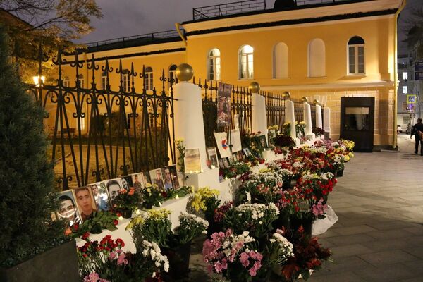 Тысячи цветов возложили у посольства Армении в Москве в память о павших в Карабахе Тысячи цветов возложили у посольства Армении в Москве в память о павших в Карабахе - Sputnik Армения