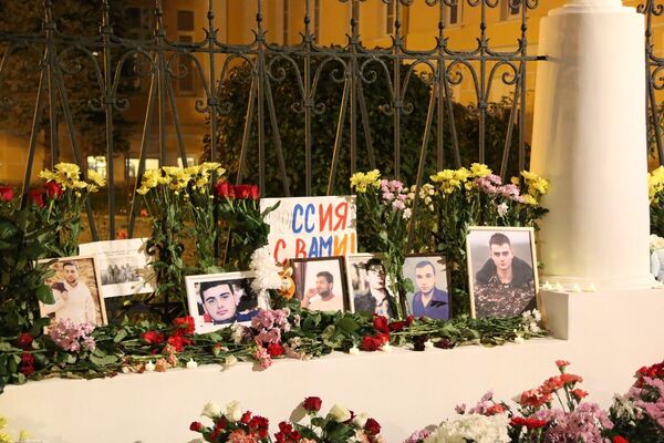 Тысячи цветов возложили у посольства Армении в Москве в память о павших в Карабахе Тысячи цветов возложили у посольства Армении в Москве в память о павших в Карабахе - Sputnik Армения