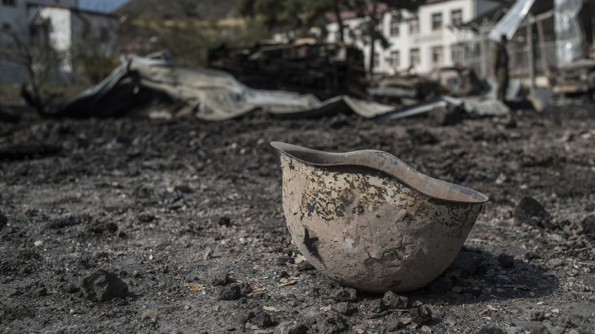 Пробитая каска на территории у госпиталя в Мартакерте, разрушенного в результате обстрела. - Sputnik Армения, 1920, 03.02.2021